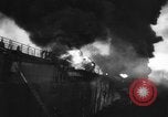 Standbild Die Bomber der neunten Luftwaffe treffen ständig auf rumänische Ölfelder Ploesti Ploesti Rumänien, 1944, aus Sekunde 61 historischem Filmmaterial Videoclip 65675056362