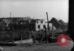 Image des soldats alliés dans les bois Gudershoffer France, 1945, de la seconde 27 séquences d'archives historiques vidéo 65675056396