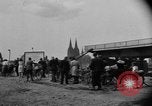 Immagine di Civili ponte trasversale Colonia Germania, 1945, secondo 5 filmato di repertorio 65675056416