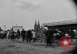 Immagine di Civili ponte trasversale Colonia Germania, 1945, secondo 7 filmato di repertorio 65675056416