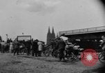 Immagine di Civili ponte trasversale Colonia Germania, 1945, secondo 9 filmato di repertorio 65675056416