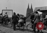 Immagine di Civili ponte trasversale Colonia Germania, 1945, secondo 31 filmato di repertorio 65675056416