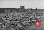 Standbild NS-Konzentrationslager Landsberg Deutschland, 1945, aus Sekunde 5 historischem Filmmaterial Videoclip 65675056434