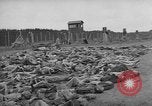 Standbild NS-Konzentrationslager Landsberg Deutschland, 1945, aus Sekunde 12 historischem Filmmaterial Videoclip 65675056434