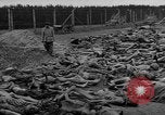 Standbild NS-Konzentrationslager Landsberg Deutschland, 1945, aus Sekunde 14 historischem Filmmaterial Videoclip 65675056434