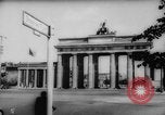 Standbild Flüchtlinge fliehen Ost-berlin Berlin Deutschland, 1962, aus Sekunde 1 historischem Filmmaterial Videoclip 65675056469