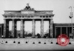 Standbild Flüchtlinge fliehen Ost-berlin Berlin Deutschland, 1962, aus Sekunde 11 historischem Filmmaterial Videoclip 65675056469