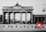 Standbild Flüchtlinge fliehen Ost-berlin Berlin Deutschland, 1962, aus Sekunde 12 historischem Filmmaterial Videoclip 65675056469