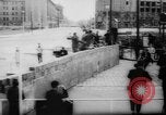 Standbild Flüchtlinge fliehen Ost-berlin Berlin Deutschland, 1962, aus Sekunde 16 historischem Filmmaterial Videoclip 65675056469