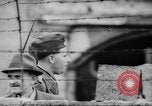 Standbild Flüchtlinge fliehen Ost-berlin Berlin Deutschland, 1962, aus Sekunde 30 historischem Filmmaterial Videoclip 65675056469