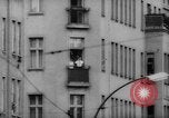 Standbild Flüchtlinge fliehen Ost-berlin Berlin Deutschland, 1962, aus Sekunde 40 historischem Filmmaterial Videoclip 65675056469