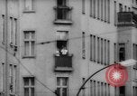 Standbild Flüchtlinge fliehen Ost-berlin Berlin Deutschland, 1962, aus Sekunde 41 historischem Filmmaterial Videoclip 65675056469
