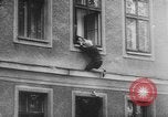 Standbild Flüchtlinge fliehen Ost-berlin Berlin Deutschland, 1962, aus Sekunde 49 historischem Filmmaterial Videoclip 65675056469