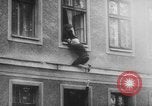Standbild Flüchtlinge fliehen Ost-berlin Berlin Deutschland, 1962, aus Sekunde 50 historischem Filmmaterial Videoclip 65675056469