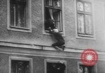 Standbild Flüchtlinge fliehen Ost-berlin Berlin Deutschland, 1962, aus Sekunde 51 historischem Filmmaterial Videoclip 65675056469