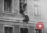 Standbild Flüchtlinge fliehen Ost-berlin Berlin Deutschland, 1962, aus Sekunde 52 historischem Filmmaterial Videoclip 65675056469