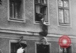 Standbild Flüchtlinge fliehen Ost-berlin Berlin Deutschland, 1962, aus Sekunde 53 historischem Filmmaterial Videoclip 65675056469