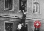 Standbild Flüchtlinge fliehen Ost-berlin Berlin Deutschland, 1962, aus Sekunde 55 historischem Filmmaterial Videoclip 65675056469