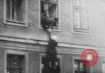Standbild Flüchtlinge fliehen Ost-berlin Berlin Deutschland, 1962, aus Sekunde 56 historischem Filmmaterial Videoclip 65675056469
