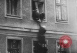 Standbild Flüchtlinge fliehen Ost-berlin Berlin Deutschland, 1962, aus Sekunde 57 historischem Filmmaterial Videoclip 65675056469