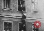 Standbild Flüchtlinge fliehen Ost-berlin Berlin Deutschland, 1962, aus Sekunde 58 historischem Filmmaterial Videoclip 65675056469