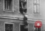 Standbild Flüchtlinge fliehen Ost-berlin Berlin Deutschland, 1962, aus Sekunde 59 historischem Filmmaterial Videoclip 65675056469