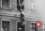 Standbild Flüchtlinge fliehen Ost-berlin Berlin Deutschland, 1962, aus Sekunde 60 historischem Filmmaterial Videoclip 65675056469