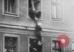 Standbild Flüchtlinge fliehen Ost-berlin Berlin Deutschland, 1962, aus Sekunde 61 historischem Filmmaterial Videoclip 65675056469