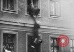 Standbild Flüchtlinge fliehen Ost-berlin Berlin Deutschland, 1962, aus Sekunde 62 historischem Filmmaterial Videoclip 65675056469