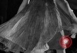 Immagine di Sfilata di moda United States USA, 1962, secondo 16 filmato di repertorio 65675056480