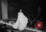 Immagine di Sfilata di moda United States USA, 1962, secondo 36 filmato di repertorio 65675056480