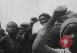 Standbild Anti apartheid Demonstrationen und Ausschreitungen in Afrika Afrika, 1960, aus Sekunde 5 historischem Filmmaterial Videoclip 65675056510