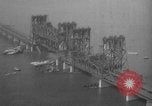 Standbild Nahverkehrszug fällt durch geöffnete Zugbrücke Newark New Jersey USA, 1958, aus Sekunde 7 historischem Filmmaterial Videoclip 65675056519