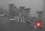 Standbild Nahverkehrszug fällt durch geöffnete Zugbrücke Newark New Jersey USA, 1958, aus Sekunde 9 historischem Filmmaterial Videoclip 65675056519