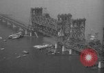 Standbild Nahverkehrszug fällt durch geöffnete Zugbrücke Newark New Jersey USA, 1958, aus Sekunde 10 historischem Filmmaterial Videoclip 65675056519