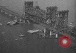 Standbild Nahverkehrszug fällt durch geöffnete Zugbrücke Newark New Jersey USA, 1958, aus Sekunde 11 historischem Filmmaterial Videoclip 65675056519