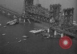 Standbild Nahverkehrszug fällt durch geöffnete Zugbrücke Newark New Jersey USA, 1958, aus Sekunde 12 historischem Filmmaterial Videoclip 65675056519