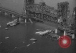 Standbild Nahverkehrszug fällt durch geöffnete Zugbrücke Newark New Jersey USA, 1958, aus Sekunde 14 historischem Filmmaterial Videoclip 65675056519