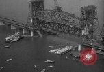 Standbild Nahverkehrszug fällt durch geöffnete Zugbrücke Newark New Jersey USA, 1958, aus Sekunde 15 historischem Filmmaterial Videoclip 65675056519