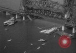 Standbild Nahverkehrszug fällt durch geöffnete Zugbrücke Newark New Jersey USA, 1958, aus Sekunde 16 historischem Filmmaterial Videoclip 65675056519