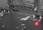 Standbild Nahverkehrszug fällt durch geöffnete Zugbrücke Newark New Jersey USA, 1958, aus Sekunde 17 historischem Filmmaterial Videoclip 65675056519