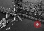 Standbild Nahverkehrszug fällt durch geöffnete Zugbrücke Newark New Jersey USA, 1958, aus Sekunde 18 historischem Filmmaterial Videoclip 65675056519
