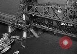 Standbild Nahverkehrszug fällt durch geöffnete Zugbrücke Newark New Jersey USA, 1958, aus Sekunde 19 historischem Filmmaterial Videoclip 65675056519