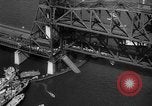 Standbild Nahverkehrszug fällt durch geöffnete Zugbrücke Newark New Jersey USA, 1958, aus Sekunde 20 historischem Filmmaterial Videoclip 65675056519