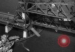 Standbild Nahverkehrszug fällt durch geöffnete Zugbrücke Newark New Jersey USA, 1958, aus Sekunde 21 historischem Filmmaterial Videoclip 65675056519