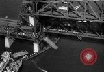 Standbild Nahverkehrszug fällt durch geöffnete Zugbrücke Newark New Jersey USA, 1958, aus Sekunde 22 historischem Filmmaterial Videoclip 65675056519