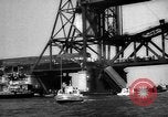 Standbild Nahverkehrszug fällt durch geöffnete Zugbrücke Newark New Jersey USA, 1958, aus Sekunde 23 historischem Filmmaterial Videoclip 65675056519