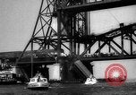 Standbild Nahverkehrszug fällt durch geöffnete Zugbrücke Newark New Jersey USA, 1958, aus Sekunde 24 historischem Filmmaterial Videoclip 65675056519