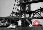 Standbild Nahverkehrszug fällt durch geöffnete Zugbrücke Newark New Jersey USA, 1958, aus Sekunde 25 historischem Filmmaterial Videoclip 65675056519