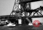 Standbild Nahverkehrszug fällt durch geöffnete Zugbrücke Newark New Jersey USA, 1958, aus Sekunde 26 historischem Filmmaterial Videoclip 65675056519